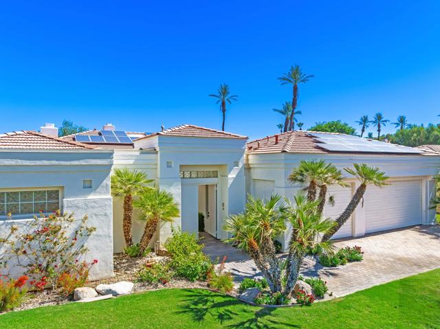 75070 Muirfield Court, Indian Wells CA: https://media.crmls.org/mediaz/a9be0205-1fcb-4f94-a44d-6e76be03105a.jpg
