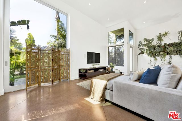 2336 Boone Avenue, Venice CA: https://media.crmls.org/mediaz/a9be5e4b-4c35-4f69-8144-1183b95906f7.jpg