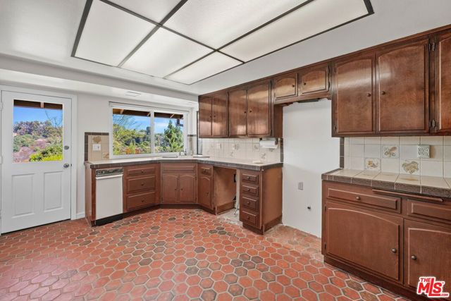 2654 Basil Lane, Los Angeles CA: https://media.crmls.org/mediaz/a9be7e5d-932e-40a9-b91a-0ac7056bb9a8.jpg