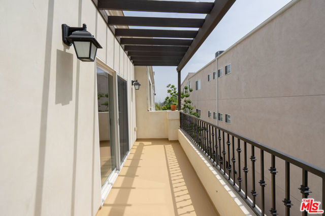 1529 S BEVERLY Drive, Los Angeles CA: https://media.crmls.org/mediaz/a9bee385-ca8c-42b9-84f9-f8d2bbd813e7.jpg