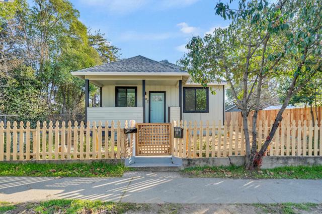 Image 0 of 60 For 207 D St Roseville
