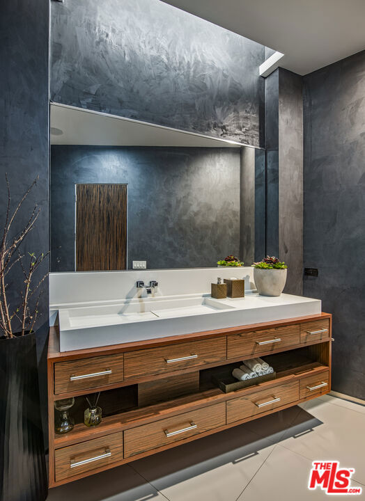 9852 San Circle, Beverly Hills CA: https://media.crmls.org/mediaz/a9bf6552-ffb6-4c65-a05f-ec9c169c1613.jpg