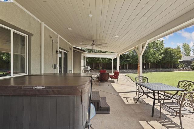 247 N Menlo Park Ct, Mountain House CA: https://media.crmls.org/mediaz/a9bff962-3bdb-4bf3-b7c0-44d57d4fe779.jpg