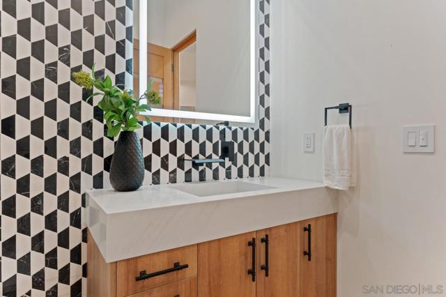 5758 Las Palomas, Rancho Santa Fe CA: https://media.crmls.org/mediaz/a9c01bab-7a52-4140-9c44-4b5ba73cf54d.jpg