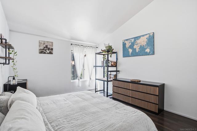 1885 Diamond St, San Diego CA: https://media.crmls.org/mediaz/a9c05928-27ea-4fa9-a368-cca505672a5f.jpg