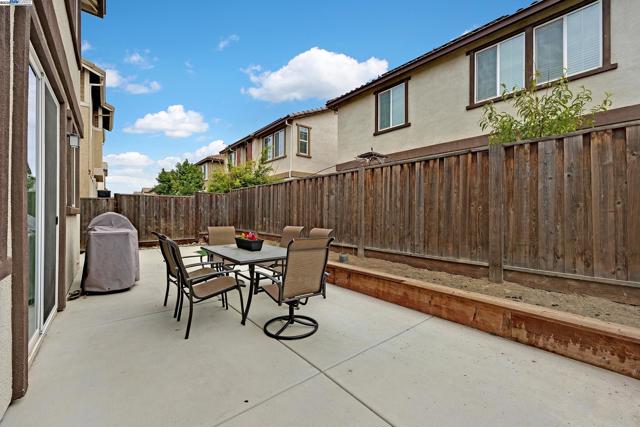 268 Coolcrest Dr, Oakley CA: https://media.crmls.org/mediaz/a9c2431f-eb27-458d-a6c6-baa61cf889fb.jpg