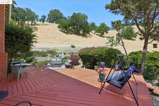 2353 Benham Ct, Walnut Creek CA: https://media.crmls.org/mediaz/a9c29860-a1f9-4635-a11d-5d7504da0cf0.jpg
