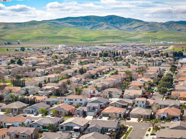 115 Lemon Blossom Ln, Patterson CA: https://media.crmls.org/mediaz/a9c33350-0c2a-4725-a17f-b457590b6735.jpg
