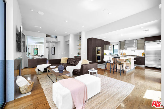 2329 Clement Avenue, Venice CA: https://media.crmls.org/mediaz/a9c39df7-d091-4f76-8945-1f0b43b7a8a7.jpg