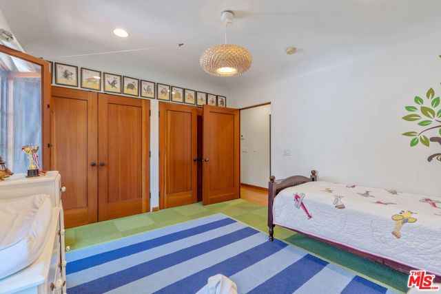221 S Beverly Glen Boulevard, Los Angeles CA: https://media.crmls.org/mediaz/a9c3d09f-b16b-4734-91a6-4703bf4f26f1.jpg