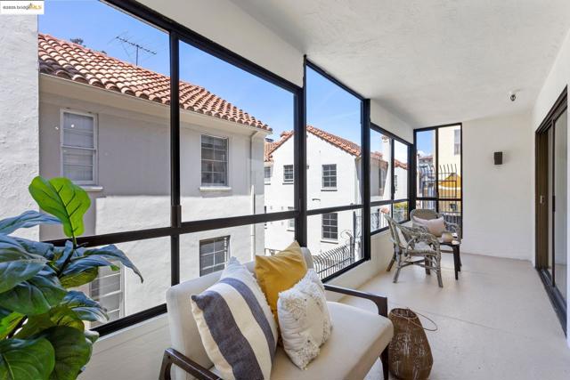 1830 Lakeshore Ave, Oakland CA: https://media.crmls.org/mediaz/a9c69b60-badb-4ef3-b64e-e4ae8e02fdd8.jpg