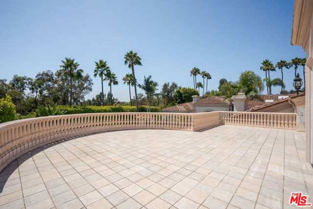 16727 Camino Sierra Del Sur Drive, Rancho Santa Fe CA: https://media.crmls.org/mediaz/a9c6a13c-bb86-4f42-b01f-a4cb68aee93c.jpg