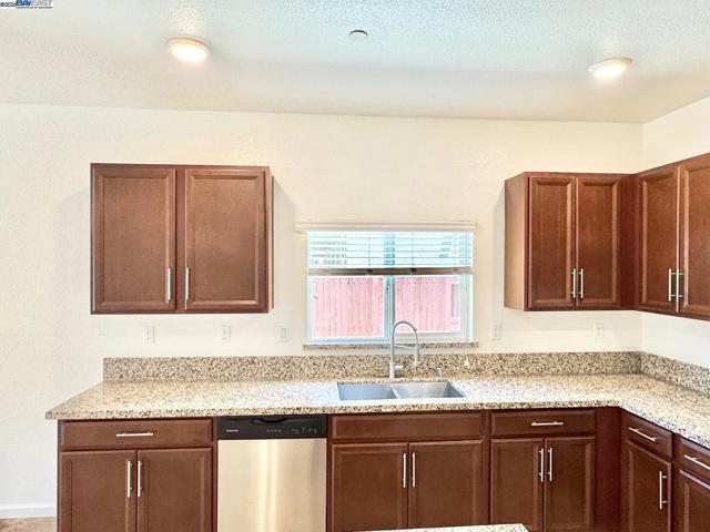 597 Pendragon St, Manteca CA: https://media.crmls.org/mediaz/a9c6b08f-3802-4767-82e5-33679baf8c8c.jpg