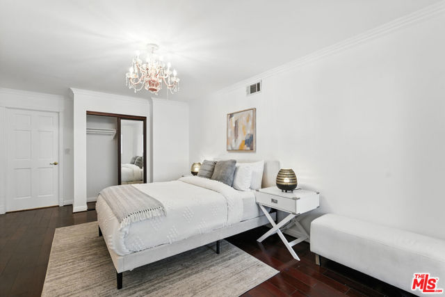 321 N Oakhurst Drive, Beverly Hills CA: https://media.crmls.org/mediaz/a9c8009e-7634-4bf8-a296-3c2a13942b73.jpg