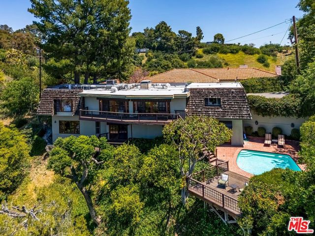 13490 Firth Drive, Beverly Hills CA: https://media.crmls.org/mediaz/a9c8d33f-791d-4265-8c29-c7ae369cb91a.jpg