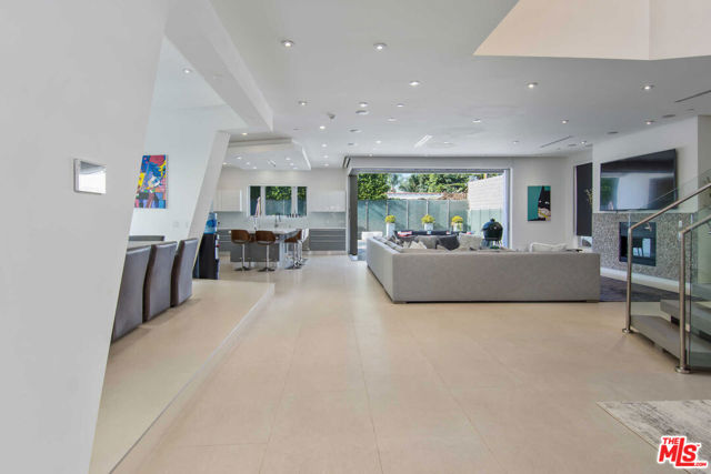 429 N Sweetzer Avenue, Los Angeles CA: https://media.crmls.org/mediaz/a9c8e32a-5b52-4104-9c90-e23158282529.jpg