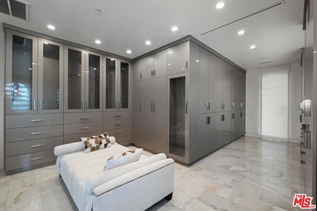 4733 Bonvue Avenue, Los Angeles CA: https://media.crmls.org/mediaz/a9c93dad-7761-45ca-a1e1-e676804e340b.jpg
