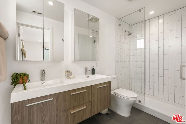 3724 1/2 Vinton Avenue, Los Angeles CA: https://media.crmls.org/mediaz/a9c98af8-18cb-4fd6-ba41-5c89e6d51518.jpg