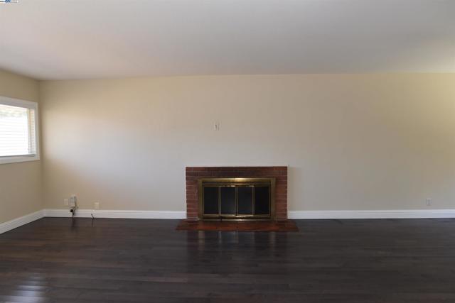 522 Lagunitas Lane, Hayward CA: https://media.crmls.org/mediaz/a9c9a340-79de-45be-b11c-9fb4e3bf783f.jpg