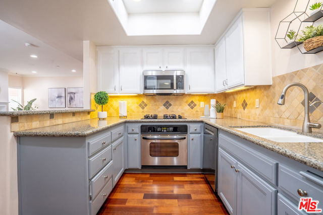 616 S Wilton Place, Los Angeles CA: https://media.crmls.org/mediaz/a9ca0769-7d45-4698-8a48-601f351e4b5a.jpg