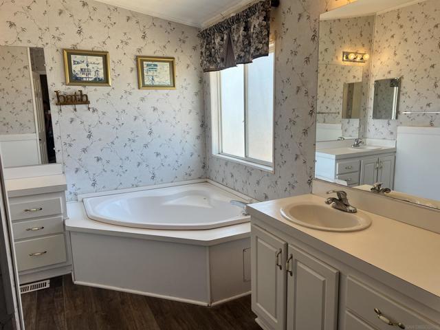 22545 El Centro Rd, Apple Valley CA: https://media.crmls.org/mediaz/a9ca6bc8-2b3b-481e-b970-4e31b405dcb2.jpg
