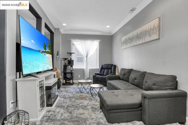 25 Solitude Ct, Oakley CA: https://media.crmls.org/mediaz/a9ca6c69-786e-4e01-b59f-fb492a39f6b9.jpg