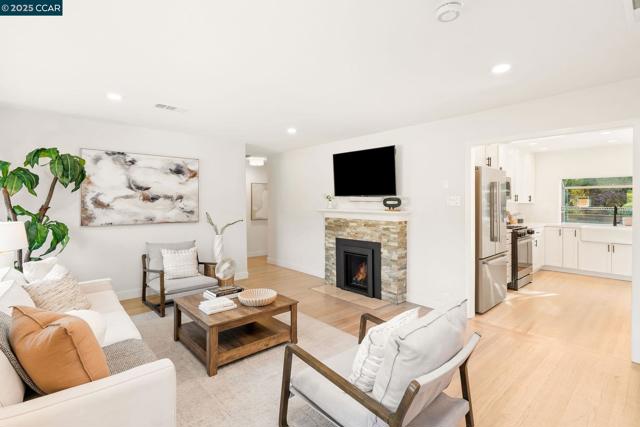 117 Montana Dr, Danville CA: https://media.crmls.org/mediaz/a9ca7f90-f118-4506-baf2-2393abaa32f1.jpg