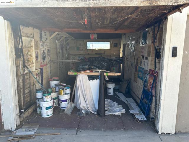 1937 87th Avenue, Oakland CA: https://media.crmls.org/mediaz/a9cbbef7-9c0e-45ce-bdf2-ffb3e4a0c22d.jpg