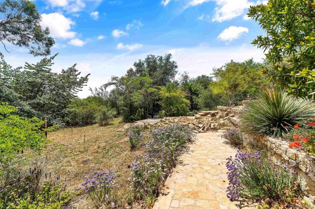 6132 Rainbow Heights Rd, Fallbrook CA: https://media.crmls.org/mediaz/a9cc9ca7-36bf-4f23-b3c5-7cc61cfb0129.jpg