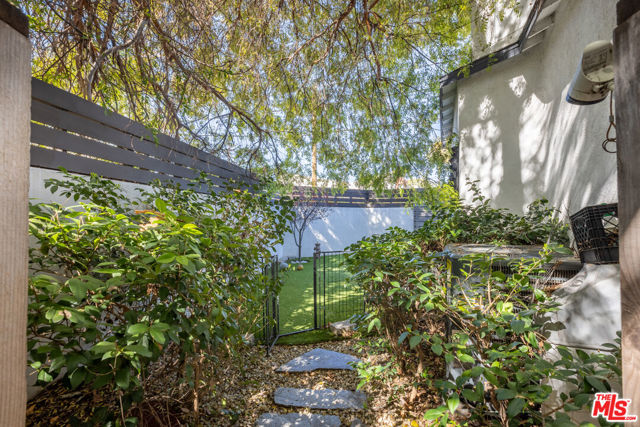 3839 Marcasel Avenue, Los Angeles CA: https://media.crmls.org/mediaz/a9ce5867-715e-49dd-8a95-e3ccee978597.jpg