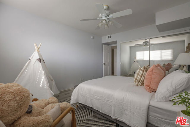 4829 Whitsett Avenue, Valley Village CA: https://media.crmls.org/mediaz/a9cf3888-8be0-488f-83cc-00a455f16f46.jpg