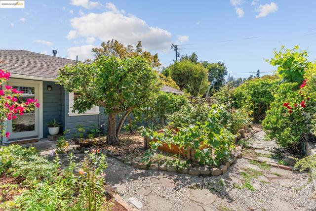 5550 Snake Road, Oakland CA: https://media.crmls.org/mediaz/a9d168af-95f6-486a-bce0-12fd67c160d7.jpg