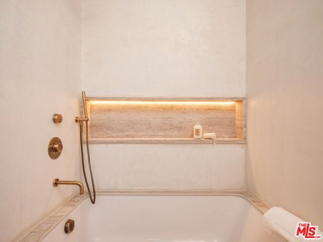 Image 45 of 69 For 11746 Blix Street