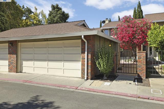 7650 Arbor Creek Cir, Dublin CA: https://media.crmls.org/mediaz/a9d22ee9-6d88-455f-a266-63da00e22a33.jpg