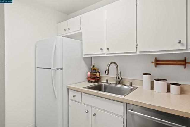 2730 Oak Rd, Walnut Creek CA: https://media.crmls.org/mediaz/a9d3648a-e197-43b1-bf80-8f4930b917fd.jpg