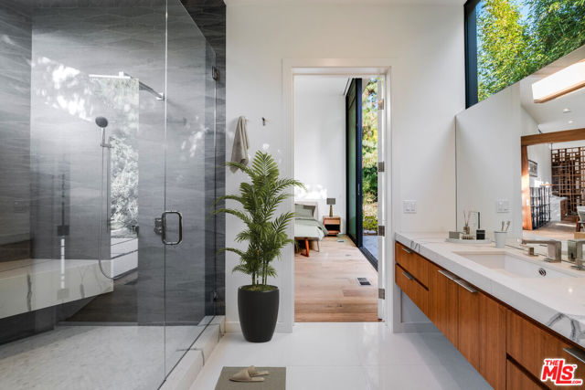 1010 N Rexford Drive, Beverly Hills CA: https://media.crmls.org/mediaz/a9d3cb0e-6889-46b6-8c7c-52b98f334134.jpg