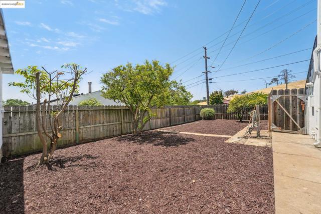 10601 Sheldon St, Oakland CA: https://media.crmls.org/mediaz/a9d418e4-b090-4b76-bd69-c788bc005d65.jpg