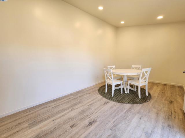 1050 37Th St, Oakland CA: https://media.crmls.org/mediaz/a9d41980-4723-445e-b020-06442c38e3a4.jpg