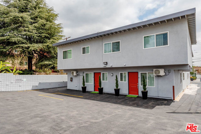 321 Lincoln Avenue, Glendale CA: https://media.crmls.org/mediaz/a9d4c7f1-80ad-4d56-898c-c3bf0cebf202.jpg