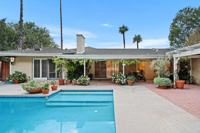 16445 Garvin Drive, Encino CA: https://media.crmls.org/mediaz/a9d54cc0-129a-43f8-84ee-c3277c753e00.jpg