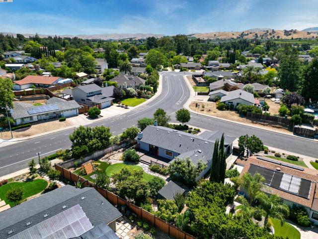 1492 Windsor Way, Livermore CA: https://media.crmls.org/mediaz/a9d56d07-817c-458f-85c2-8e6a00a27743.jpg