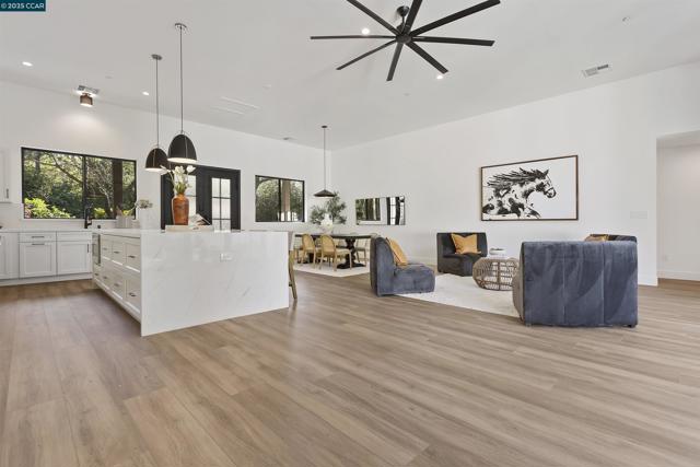 2559 Romley Ln, Alamo CA: https://media.crmls.org/mediaz/a9d570fd-49fa-4c37-b16f-16fb90b0c1a0.jpg