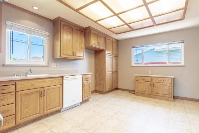 14510 Locust St, San Leandro CA: https://media.crmls.org/mediaz/a9d71812-f527-4fe1-83e3-3b33d5303b45.jpg