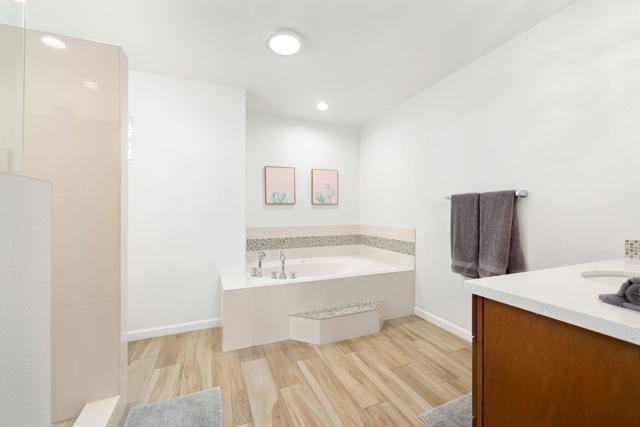 40960 La Costa W Circle, Palm Desert CA: https://media.crmls.org/mediaz/a9dbd4a9-56f8-4cdf-a54c-5fe645594889.jpg