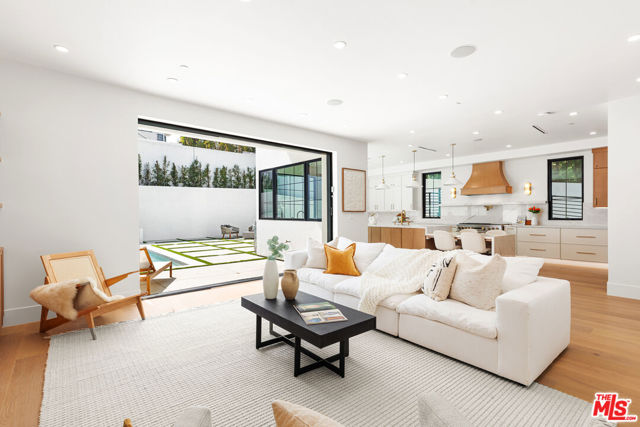 2565 Patricia Avenue, Los Angeles CA: https://media.crmls.org/mediaz/a9dd0431-d97d-4842-8811-00a8d2dbc5be.jpg