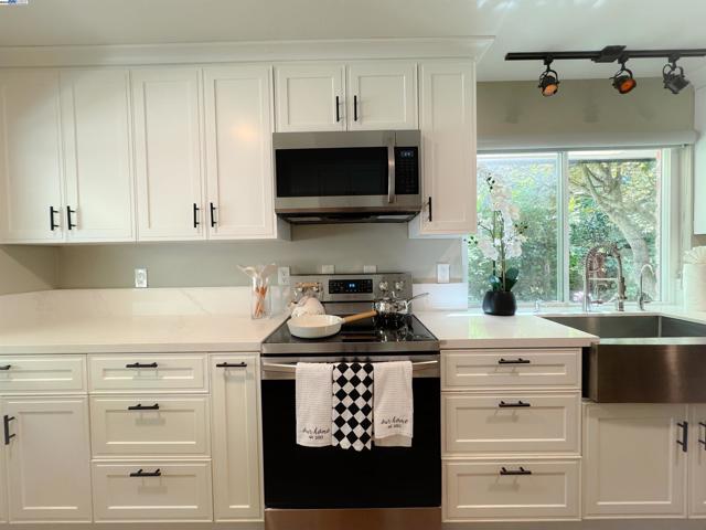 148 Ascot Ct, Moraga CA: https://media.crmls.org/mediaz/a9dd0749-d630-4800-b639-5e179660de66.jpg