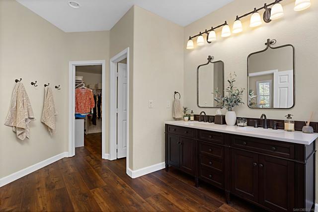 1104 Parkview Dr, Oceanside CA: https://media.crmls.org/mediaz/a9df50cb-2148-491c-9e63-9d527e2fef13.jpg