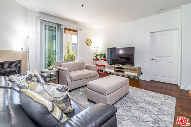 5132 Maplewood Avenue, Los Angeles CA: https://media.crmls.org/mediaz/a9df9fdd-b6ea-437b-a8b9-aed27c1f8cac.jpg