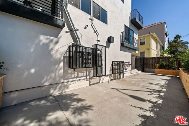 1624 Normandie Avenue, Los Angeles, California 90027, 3 Bedrooms Bedrooms, ,2 BathroomsBathrooms,Townhouse,For Sale,Normandie,23311699