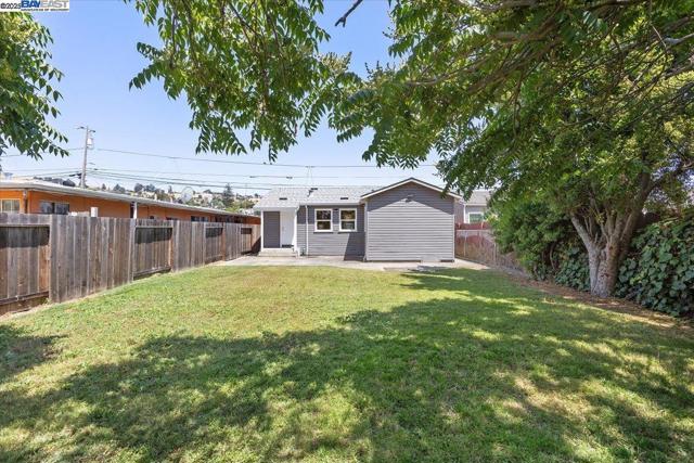 1629 Thrush Ave, San Leandro CA: https://media.crmls.org/mediaz/a9e29914-543e-4564-8aca-e2aa7579403f.jpg